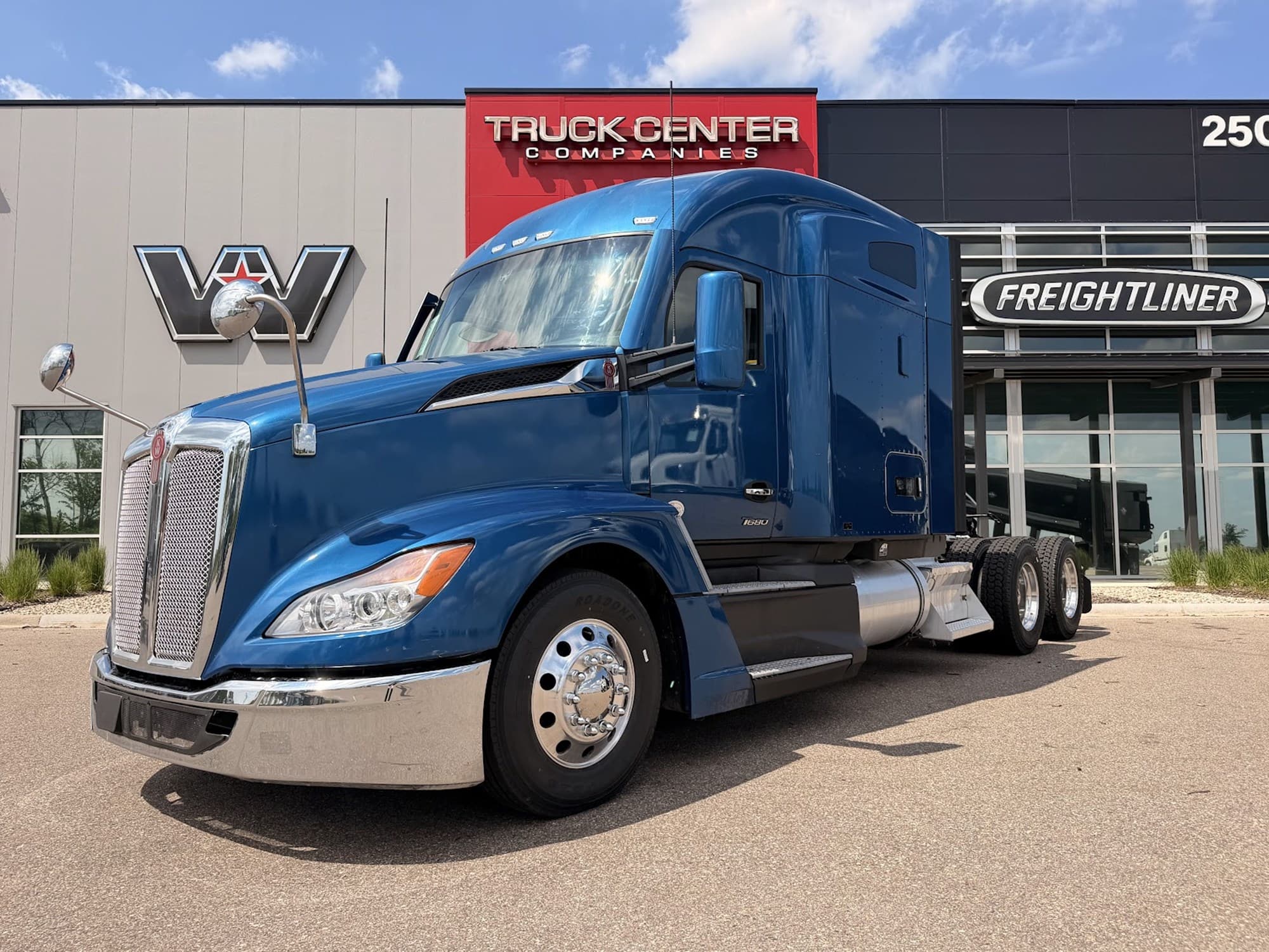 2023 Kenworth T680 - Photo 1